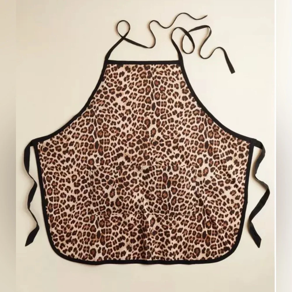 #x876q - Torrid Fifties Leopard Animal Print with Black Accents Pocket Apron